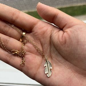 JEWELRY NECKLACE GOLD FEATHER/ LEAF PENDANT